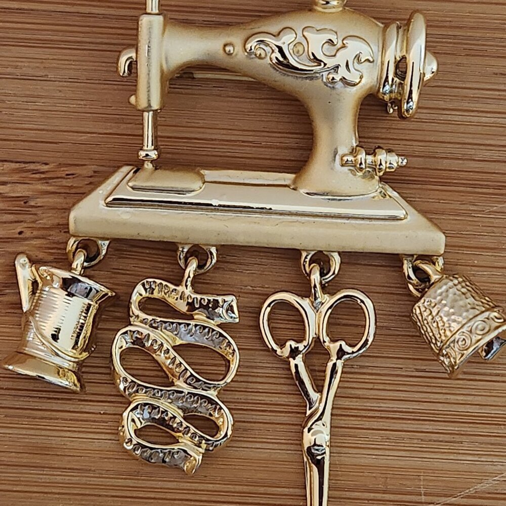 Danecraft Vintage Brooch Sewing Machine with charms Matte Gold Shiny Gold Pin - Picture 2 of 7